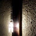 Wandleuchte Flasche beleuchtet