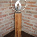 Säule mit Flamme und Ring